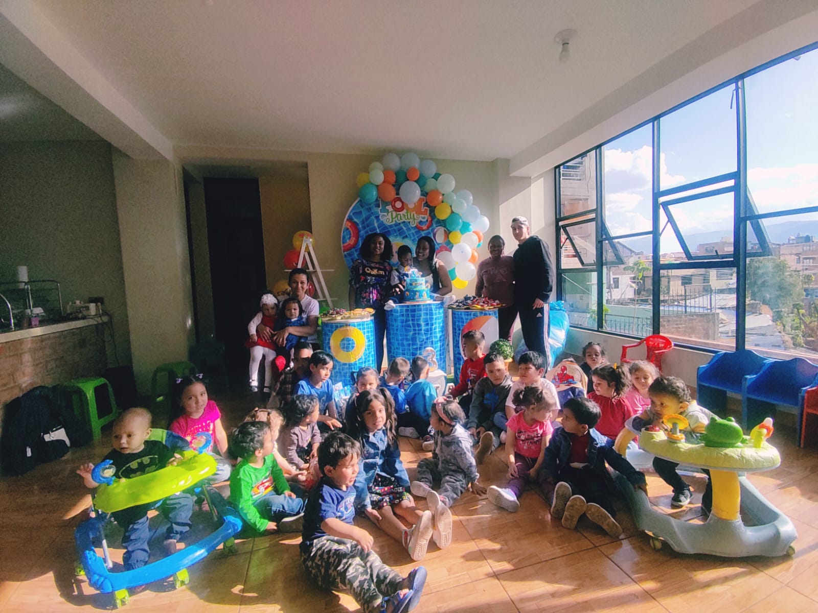 Niños haciendo amigos